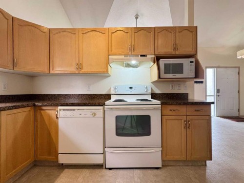 82 Harvard Crescent West, Lethbridge, AB - Indoor Photo Showing Kitchen
