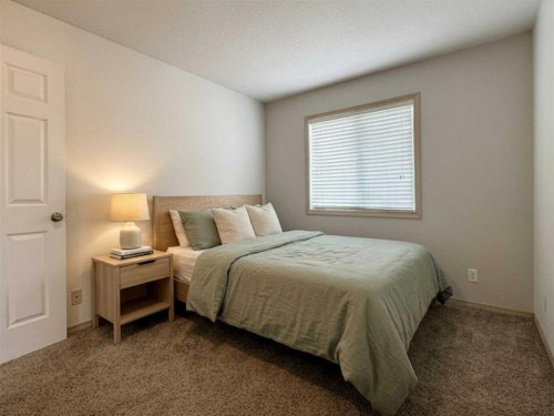 82 Harvard Crescent West, Lethbridge, AB - Indoor Photo Showing Bedroom