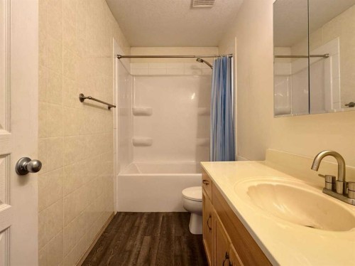 82 Harvard Crescent West, Lethbridge, AB - Indoor Photo Showing Bathroom