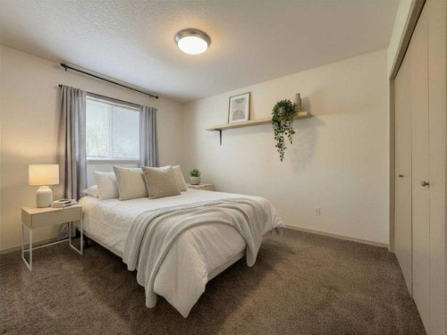 82 Harvard Crescent West, Lethbridge, AB - Indoor Photo Showing Bedroom
