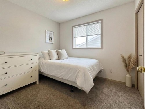 82 Harvard Crescent West, Lethbridge, AB - Indoor Photo Showing Bedroom