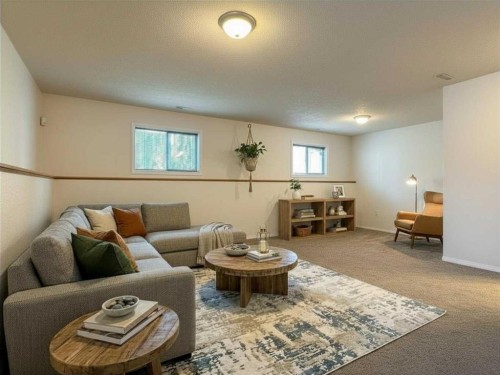 82 Harvard Crescent West, Lethbridge, AB - Indoor Photo Showing Living Room