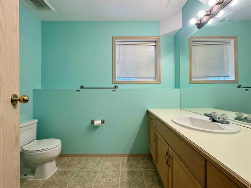 82 Harvard Crescent West, Lethbridge, AB - Indoor Photo Showing Bathroom