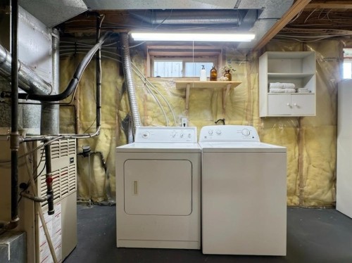 82 Harvard Crescent West, Lethbridge, AB - Indoor Photo Showing Laundry Room