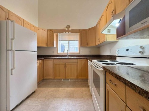 82 Harvard Crescent West, Lethbridge, AB - Indoor Photo Showing Kitchen
