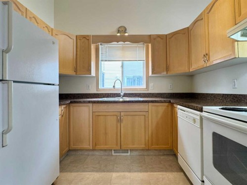 82 Harvard Crescent West, Lethbridge, AB - Indoor Photo Showing Kitchen With Double Sink