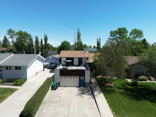 77 Iroquois Crescent WEST Lethbridge, AB T1K 5J3