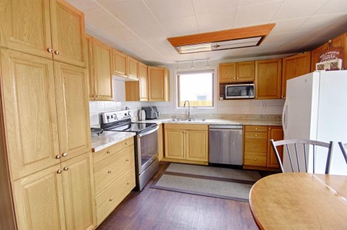 5109 44 Ave, Taber, AB - Indoor Photo Showing Kitchen