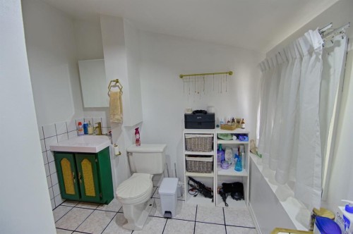 5109 44 Ave, Taber, AB - Indoor Photo Showing Bathroom