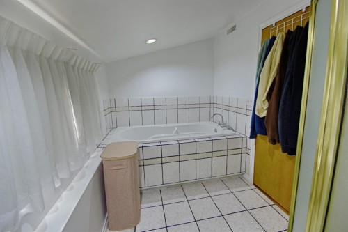 5109 44 Ave, Taber, AB - Indoor Photo Showing Bathroom