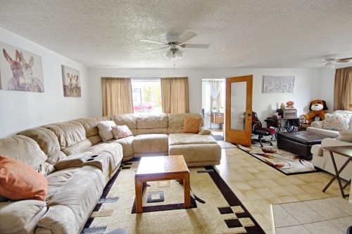 5109 44 Ave, Taber, AB - Indoor Photo Showing Living Room