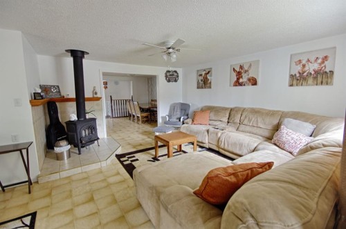 5109 44 Ave, Taber, AB - Indoor Photo Showing Living Room