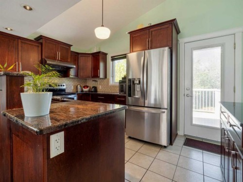 827 Kodiak Bay North, Lethbridge, AB - Indoor Photo Showing Kitchen With Stainless Steel Kitchen