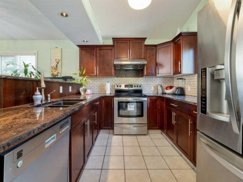 827 Kodiak Bay North, Lethbridge, AB - Indoor Photo Showing Kitchen With Stainless Steel Kitchen With Double Sink