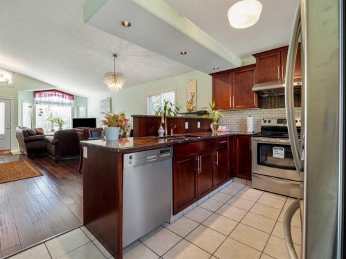 827 Kodiak Bay North, Lethbridge, AB - Indoor Photo Showing Kitchen With Stainless Steel Kitchen