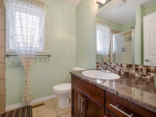 827 Kodiak Bay North, Lethbridge, AB - Indoor Photo Showing Bathroom