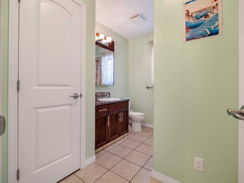 827 Kodiak Bay North, Lethbridge, AB - Indoor Photo Showing Bathroom