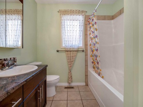 827 Kodiak Bay North, Lethbridge, AB - Indoor Photo Showing Bathroom