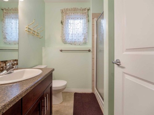 827 Kodiak Bay North, Lethbridge, AB - Indoor Photo Showing Bathroom