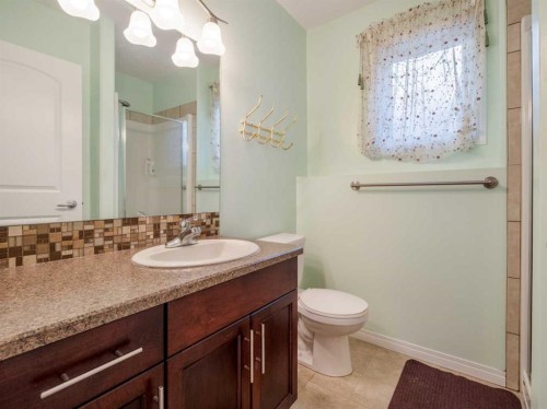 827 Kodiak Bay North, Lethbridge, AB - Indoor Photo Showing Bathroom