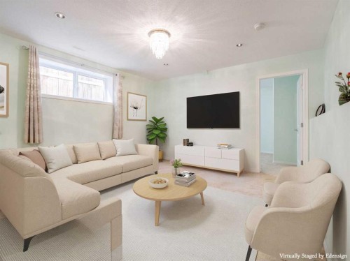 827 Kodiak Bay North, Lethbridge, AB - Indoor Photo Showing Living Room