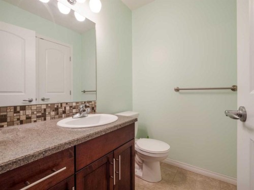 827 Kodiak Bay North, Lethbridge, AB - Indoor Photo Showing Bathroom