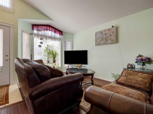 827 Kodiak Bay North, Lethbridge, AB - Indoor Photo Showing Living Room