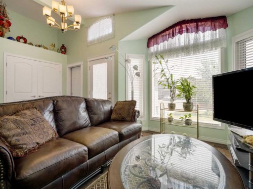 827 Kodiak Bay North, Lethbridge, AB - Indoor Photo Showing Living Room