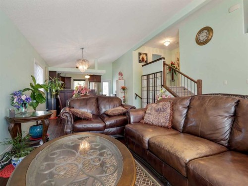 827 Kodiak Bay North, Lethbridge, AB - Indoor Photo Showing Living Room