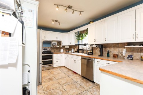 18 Garden Place, Magrath, AB - Indoor Photo Showing Kitchen