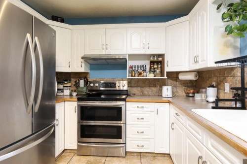 18 Garden Place, Magrath, AB - Indoor Photo Showing Kitchen