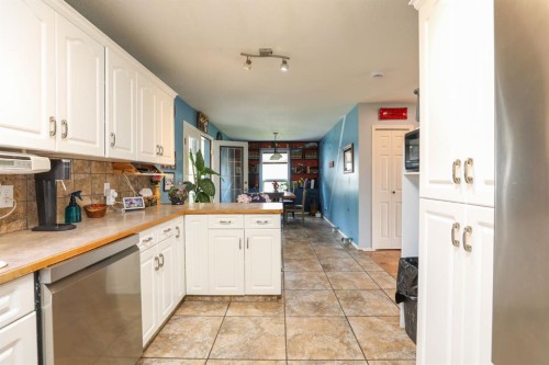 18 Garden Place, Magrath, AB - Indoor Photo Showing Kitchen