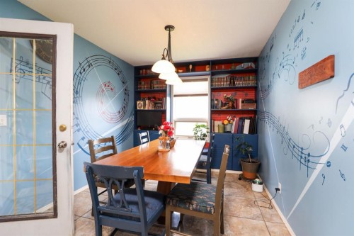 18 Garden Place, Magrath, AB - Indoor Photo Showing Dining Room