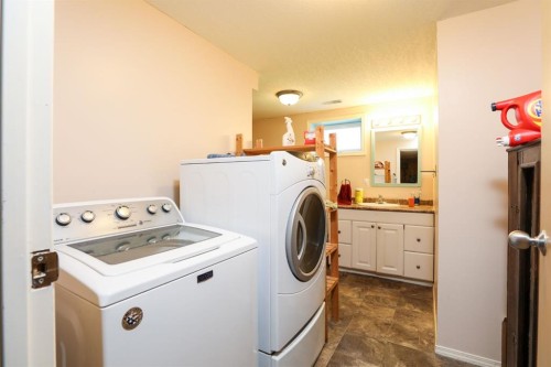 18 Garden Place, Magrath, AB - Indoor Photo Showing Laundry Room