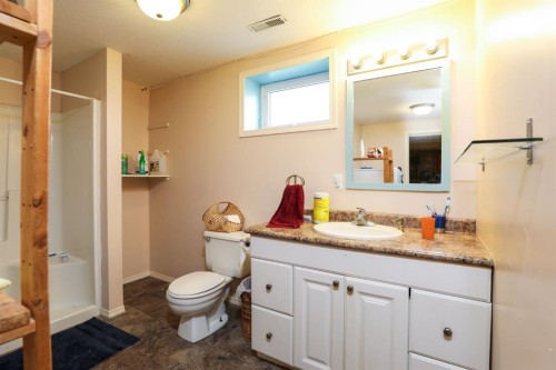 18 Garden Place, Magrath, AB - Indoor Photo Showing Bathroom