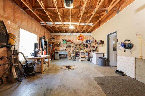 18 Garden Place, Magrath, AB - Indoor Photo Showing Garage