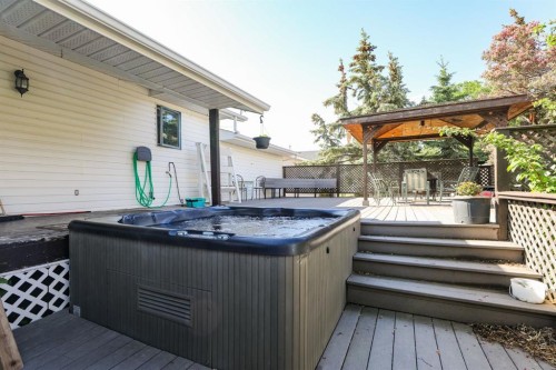 18 Garden Place, Magrath, AB - Outdoor With Deck Patio Veranda With Exterior