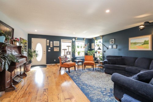 18 Garden Place, Magrath, AB - Indoor Photo Showing Living Room