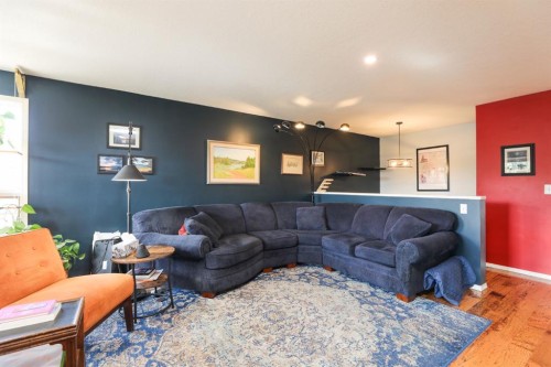 18 Garden Place, Magrath, AB - Indoor Photo Showing Living Room