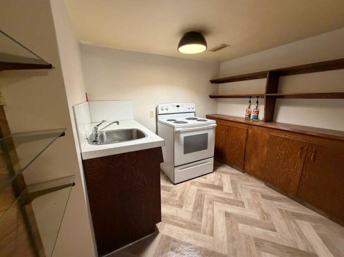 520 20 Street South, Lethbridge, AB - Indoor Photo Showing Kitchen