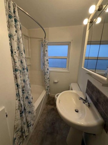 520 20 Street South, Lethbridge, AB - Indoor Photo Showing Bathroom