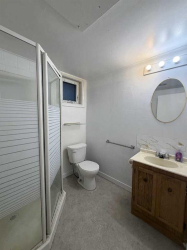 520 20 Street South, Lethbridge, AB - Indoor Photo Showing Bathroom