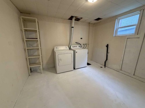 520 20 Street South, Lethbridge, AB - Indoor Photo Showing Laundry Room