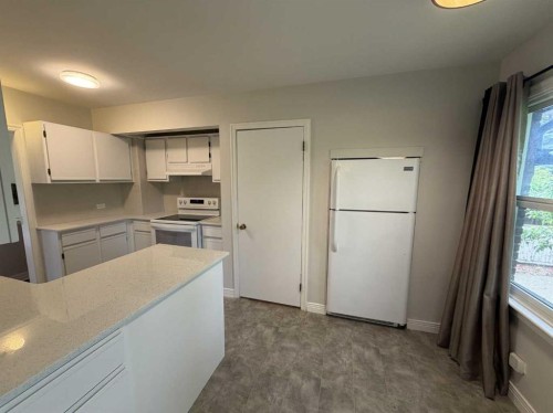 520 20 Street South, Lethbridge, AB - Indoor Photo Showing Kitchen