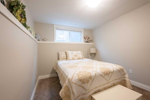 291 Tartan Circle West, Lethbridge, AB - Indoor Photo Showing Bedroom