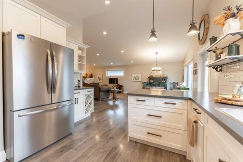 291 Tartan Circle West, Lethbridge, AB - Indoor Photo Showing Kitchen With Upgraded Kitchen