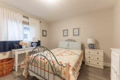 291 Tartan Circle West, Lethbridge, AB - Indoor Photo Showing Bedroom