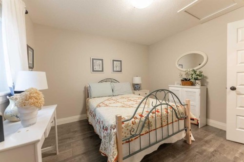 291 Tartan Circle West, Lethbridge, AB - Indoor Photo Showing Bedroom