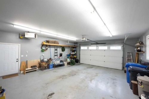 291 Tartan Circle West, Lethbridge, AB - Indoor Photo Showing Garage