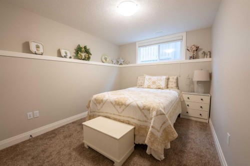 291 Tartan Circle West, Lethbridge, AB - Indoor Photo Showing Bedroom